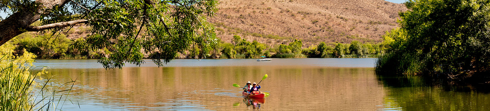Kayakers on a sunny day at Patagonia Lake